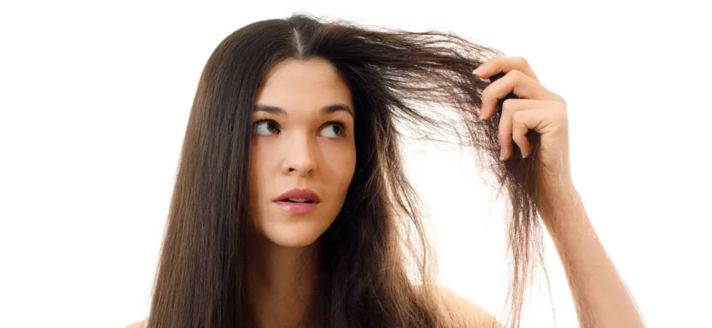 چگونه موهای خشک را درمان کنیم: علل و نکات پیشگیری آسان